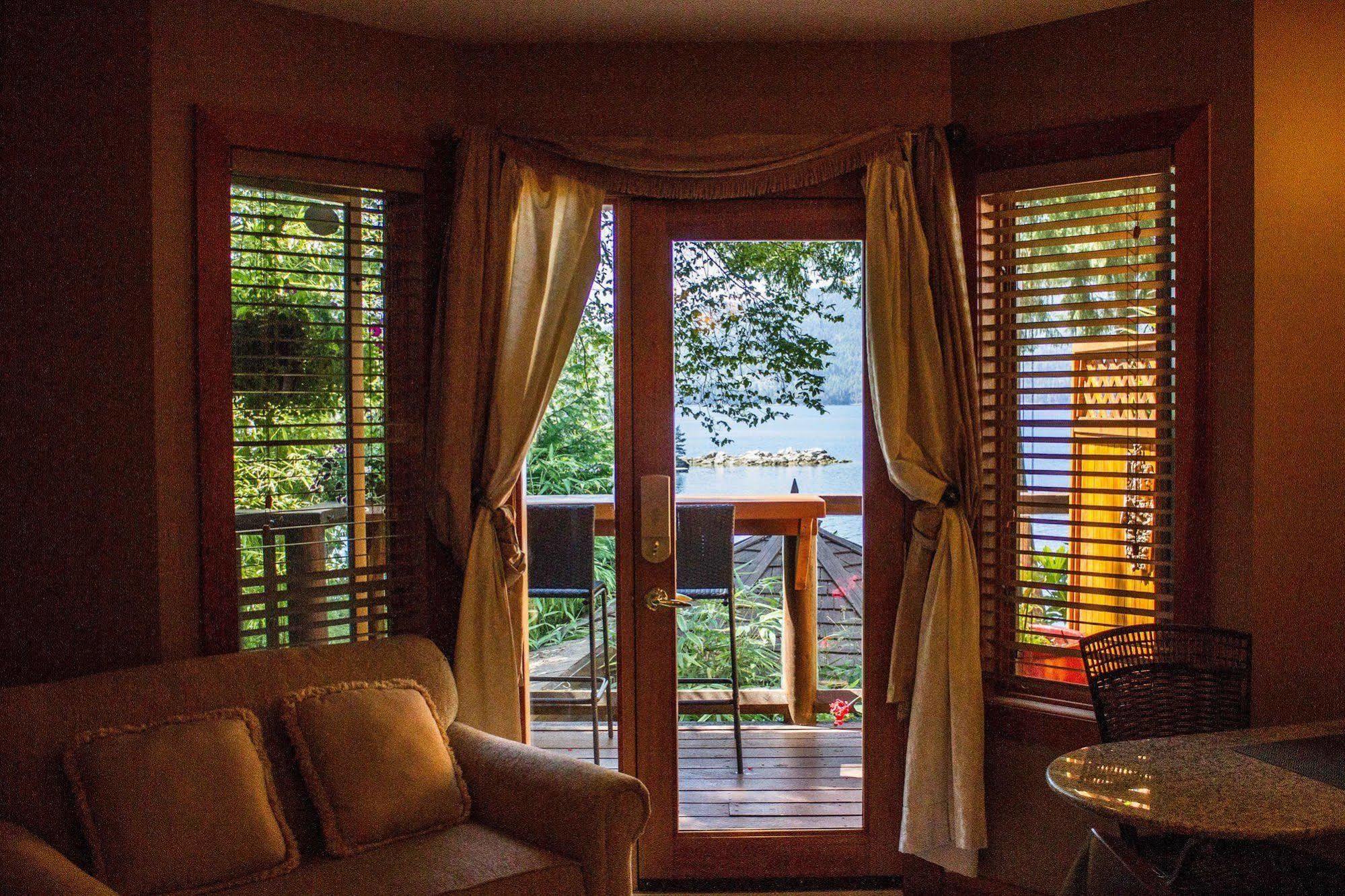 Tranquility Bay Waterfront Inn 세첼트 외부 사진