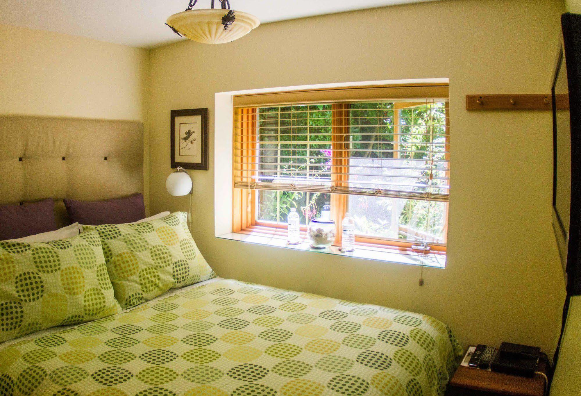 Tranquility Bay Waterfront Inn 세첼트 외부 사진